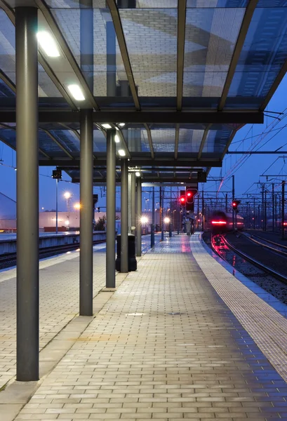 Comboio a sair da estação — Fotografia de Stock