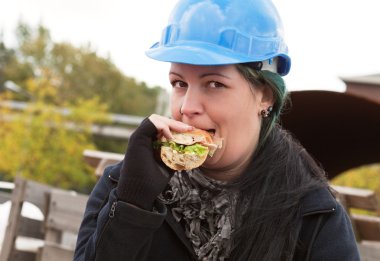 kadın işçi yeme sandviç