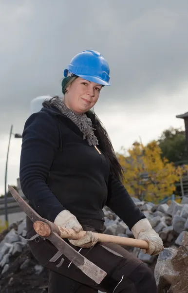 Женщина-ручной рабочий в синей каске — стоковое фото