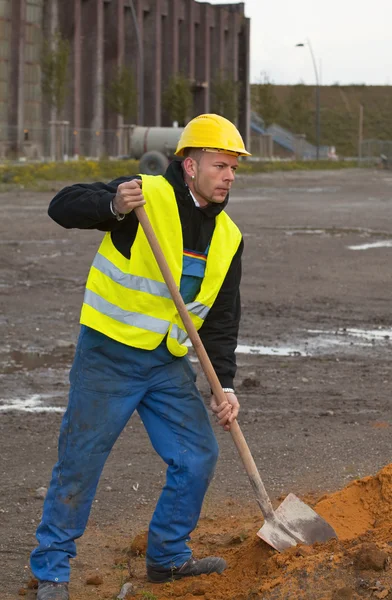 Stavební dělník kopat zem — Stock fotografie