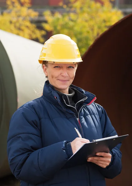 Construction engineer takes notes — Stock Photo, Image