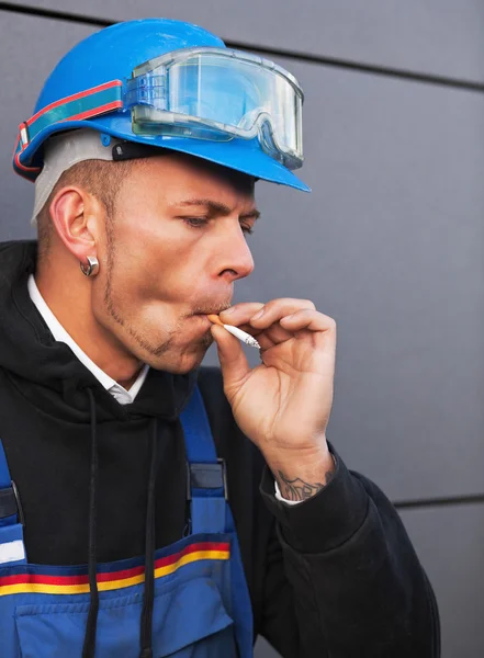 Курение работника — стоковое фото