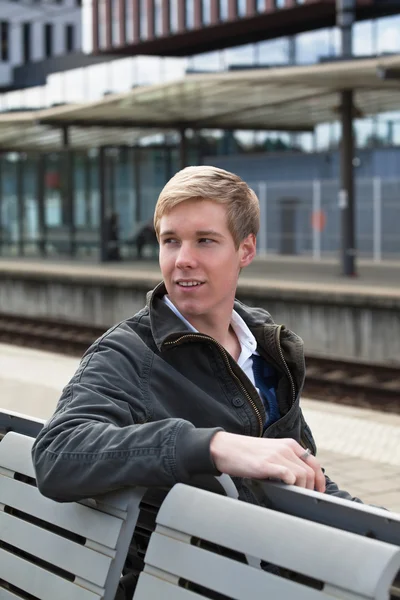 Joven hombre rubio en estación de tren — Foto de Stock