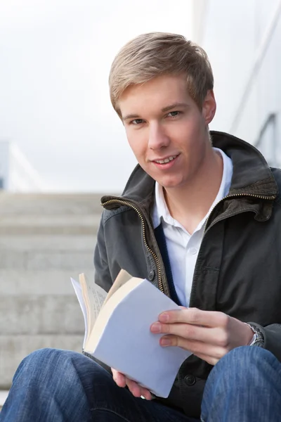 Ung kille med bok — Stockfoto