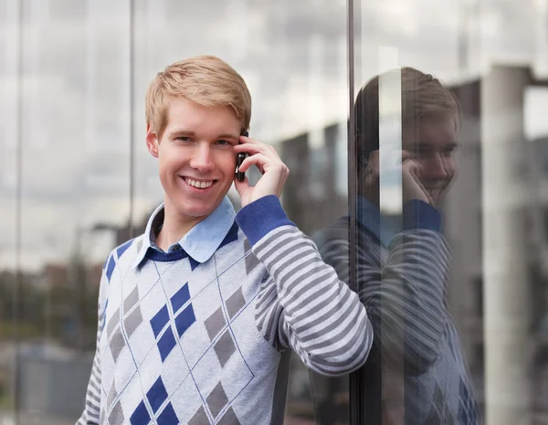 Szczęśliwy młody mężczyzna z telefonu komórkowego — Zdjęcie stockowe
