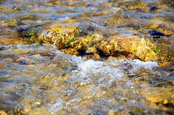 Salpicaduras de agua en el río de montaña —  Fotos de Stock