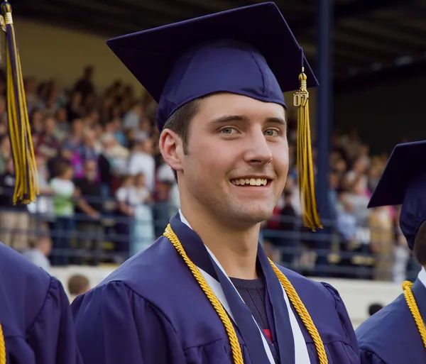Graduação do ensino médio masculino — Fotografia de Stock
