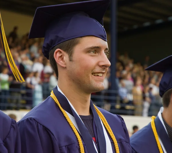 Diplômé du lycée en casquette et robe — Photo