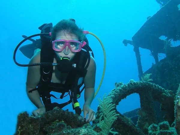 船の大破のダイビングのサイトに女性のスキューバ ダイバー — ストック写真