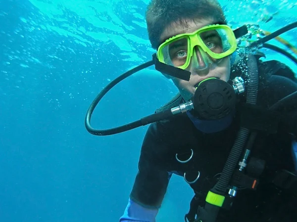 Mladý potápěč pod vodou — Stock fotografie
