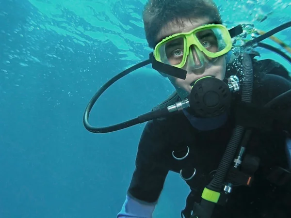 Mladý potápěč pod vodou — Stock fotografie