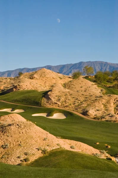Пустынное поле для гольфа с луной — стоковое фото