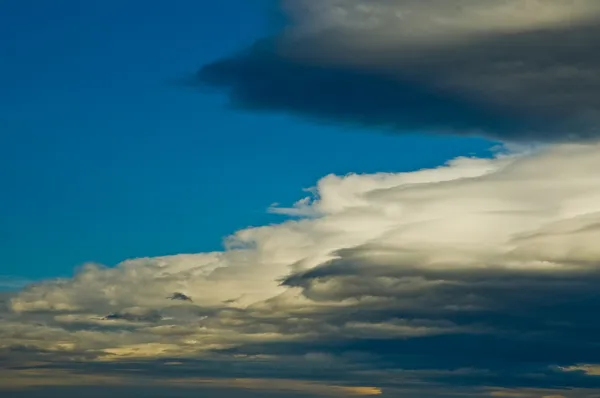 Formación de nubes de estrato con cielo azul — Foto de Stock