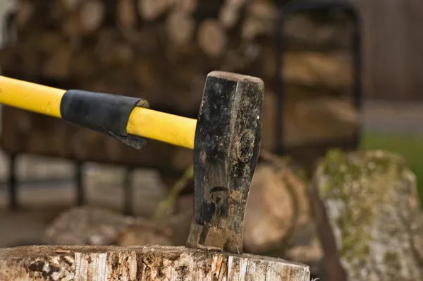 stock image Axe splitting wood