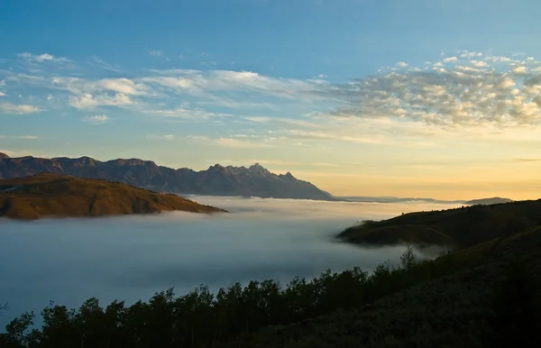 Niebla en el valle al amanecer Imágenes de stock libres de derechos