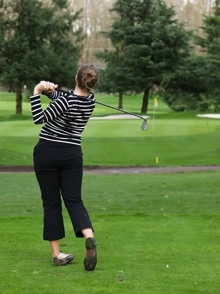 Žena golfista kyvná golfovou holí Stock Obrázky