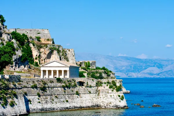 Griechischer Tempel an der Küste von Korfu lizenzfreie Stockbilder