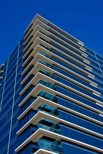 青い白の角を持つ建物 — ストック写真