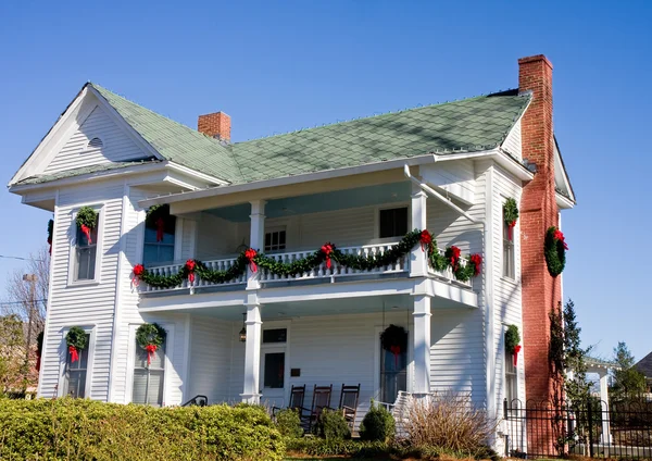 Stary dom białe Boże Narodzenie deocrations — Zdjęcie stockowe