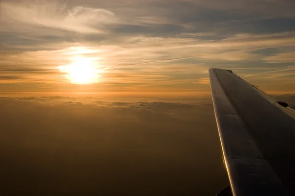 Схід сонця від крило — стокове фото