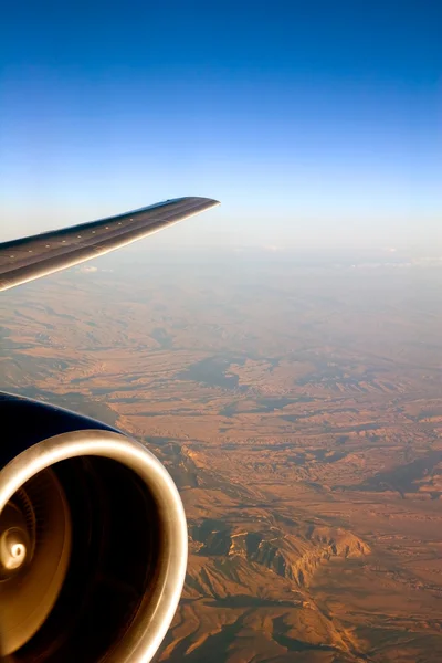 Αεριωθούμενου αεροπλάνου πέρα από τα βουνά — Φωτογραφία Αρχείου
