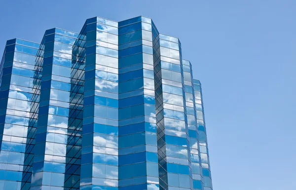 青と白の建物で雲 — ストック写真