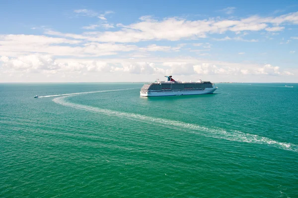 Cruiseschip op het groene water — Stockfoto