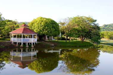 Gazebo ve ağaçların göl kenarında