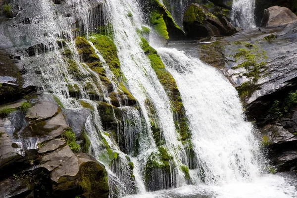 Wasserfall über Moos — Stockfoto