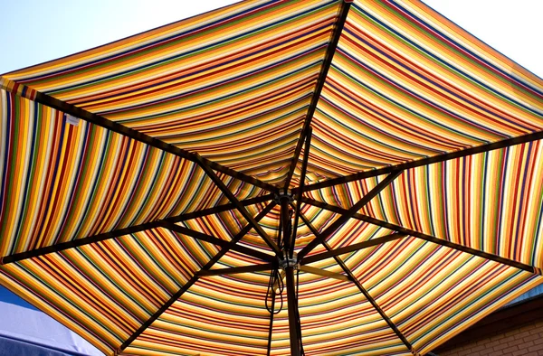 Guarda-chuva listrado colorido — Fotografia de Stock