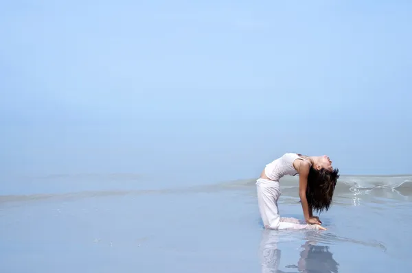 Yoga en la playa . — Foto de Stock