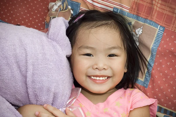 Menina asiática com seu brinquedo macio — Fotografia de Stock