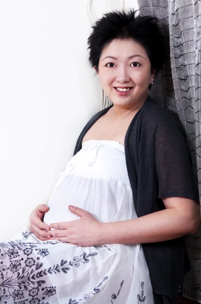 Asijské těhotná žena. — Stock fotografie