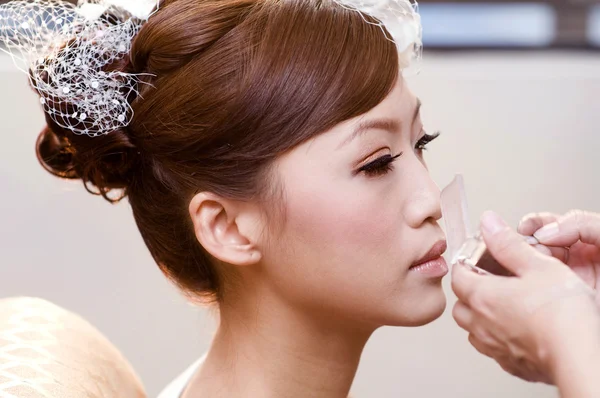 Applying makeup. — Stock Photo, Image