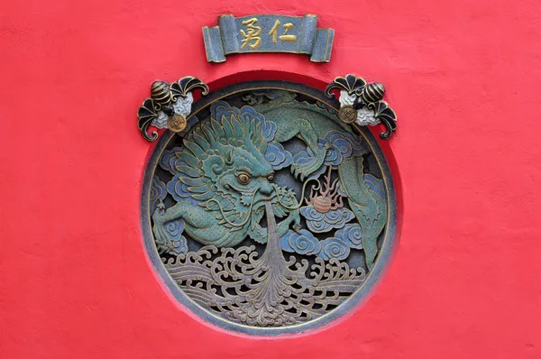 Dragón tallado en templo budista . —  Fotos de Stock