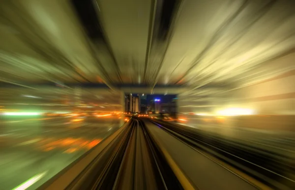 Zügige Züge passieren Bahnhof — Stockfoto