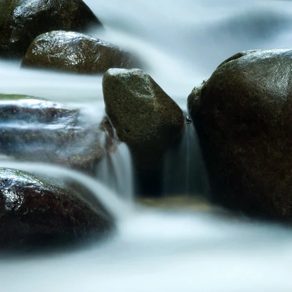 Zen víz áramlik 25 másodperc hosszú expozíció. — Stock Fotó
