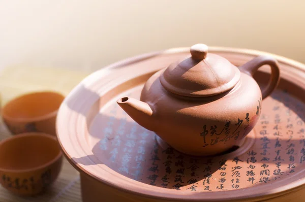 Chinesische Keramik Teekanne und Tassen. — Stockfoto