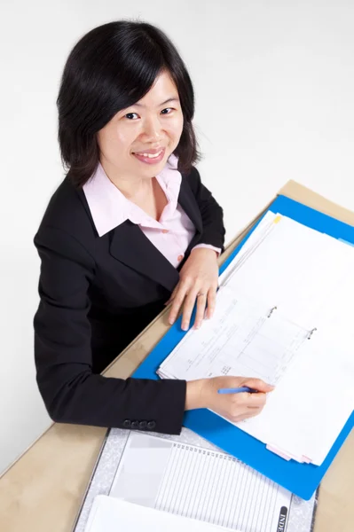 Businesswoman signing document. — Stock Photo, Image