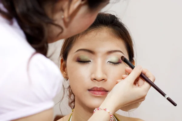 Applying makeup. — Stock Photo, Image