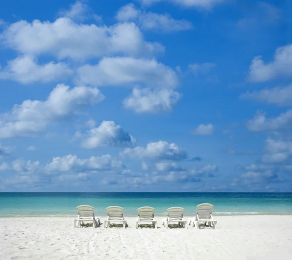 Strand mit Stuhl. — Stockfoto