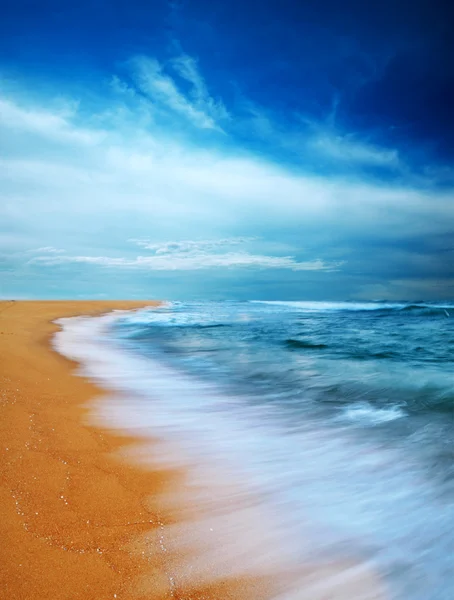 Launischer Himmel und Strand — Stockfoto