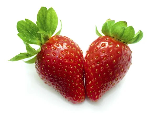 Verse geïsoleerde aardbeien. — Stockfoto