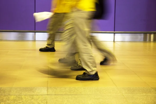 Fizikai dolgozók egy épületben gyaloglás — Stock Fotó