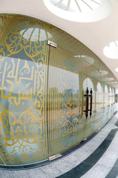 Σύγχρονη ισλαμική πόρτα σχεδιασμού. — Φωτογραφία Αρχείου