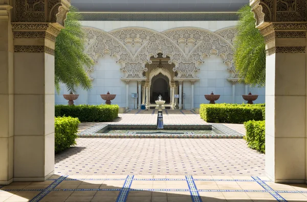 Arquitetura marroquina Jardim Interior . — Fotografia de Stock