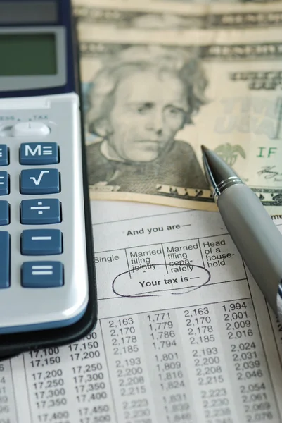 Калькулятор в таблице подоходного налога — стоковое фото