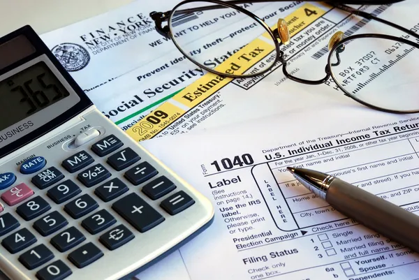 Calculate the income tax — Stock Photo, Image