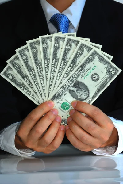Un caballero sosteniendo un montón de billetes de $2 — Foto de Stock