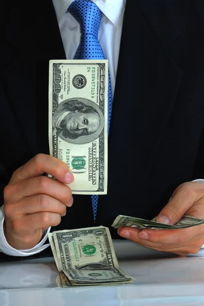 Gentleman drží 100 dolarů bill — Stock fotografie